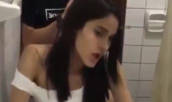 Cogiendo a mi amiga en el baño de una fiesta