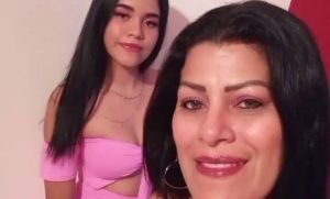 Madre e hija muy putita