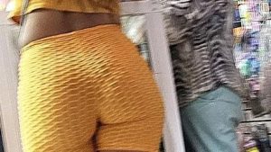 Flaca culona en calza fitness