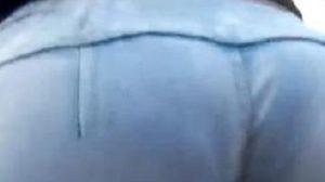 Milf paseando tu orto rico en jeans vpl