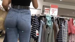 Linda cola en jeans blanco ajustado