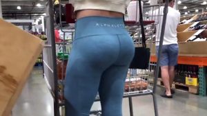 Morocha culona de compras