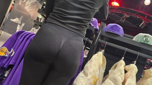 Hermosa culona en tienda de ropa