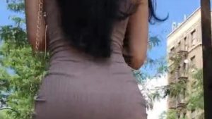 Ojete de diosa en vestido ajustado