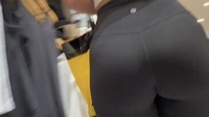Rubia cola hermosa en tienda