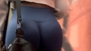 Nalgona rica en leggins rumbo al gym