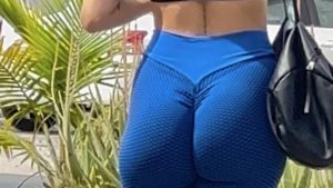 Culona linda esperando bondi