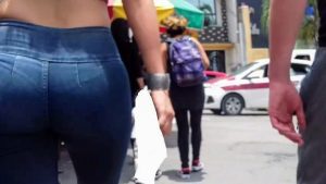 Flakita morocha deliciosa en jeans