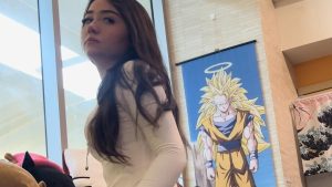 Hermosa petisa culona en tienda anime