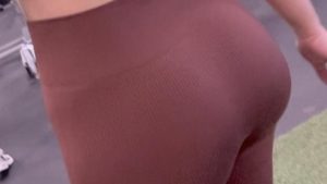 Rica rubia nalgona en leggins