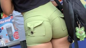 Linda flaca con culo apretado en short