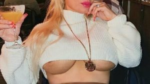 Nicole Coco Austin open legs and pussy
