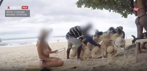 Casada gostosa se exibindo para o vendedor na praia   XV PREMIUM