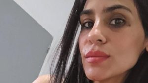 Maru, hermosa puta tetona lame pezón