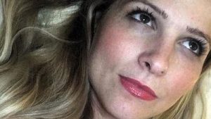 Cecilia, hermosa milf rubia sacando leche